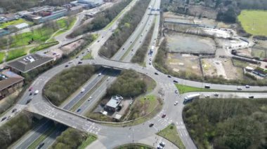 Central Hatfield City ve Hertfordshire şehir merkezi, İngiltere, Günbatımı sırasında Birleşik Krallık. 9 Mart 2024