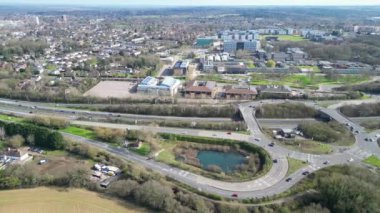 Central Hatfield City ve Hertfordshire şehir merkezi, İngiltere, Günbatımı sırasında Birleşik Krallık. 9 Mart 2024