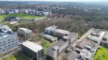 Central Hatfield City ve Hertfordshire şehir merkezi, İngiltere, Günbatımı sırasında Birleşik Krallık. 9 Mart 2024