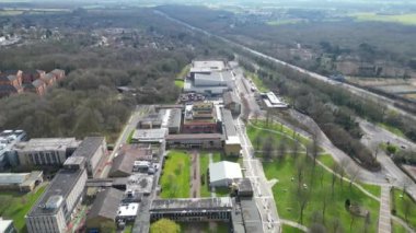 Central Hatfield City ve Hertfordshire şehir merkezi, İngiltere, Günbatımı sırasında Birleşik Krallık. 9 Mart 2024