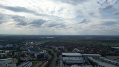 Central Hatfield City ve Hertfordshire şehir merkezi, İngiltere, Günbatımı sırasında Birleşik Krallık. 9 Mart 2024