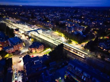 Gece boyunca İngiltere 'nin Aydınlanmış Merkez Harpenden Kasabası Yüksek Açılı Manzarası. Birleşik Krallık. 16 Mart 2024