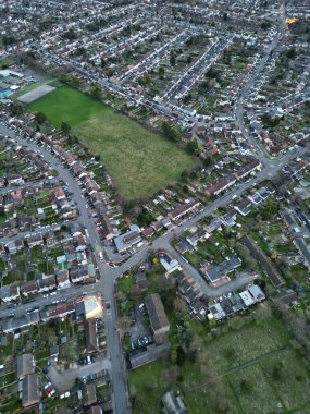 Gün batımında Luton City İngiltere 'deki Residential Estate' in havadan görüntüsü. Birleşik Krallık. 17 Mart 2024