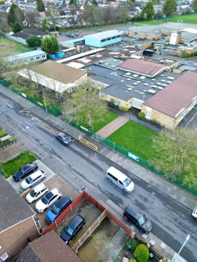 Gün batımında Luton City İngiltere 'deki Residential Estate' in havadan görüntüsü. Birleşik Krallık. 17 Mart 2024