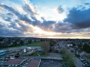 Gün batımında Luton City İngiltere 'deki Residential Estate' in havadan görüntüsü. Birleşik Krallık. 17 Mart 2024