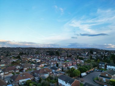 Gün batımında Luton City İngiltere 'deki Residential Estate' in havadan görüntüsü. Birleşik Krallık. 17 Mart 2024