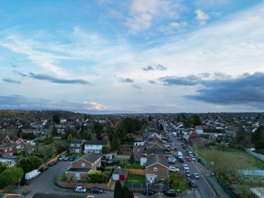 Gün batımında Luton City İngiltere 'deki Residential Estate' in havadan görüntüsü. Birleşik Krallık. 17 Mart 2024