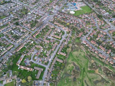 Gün batımında Luton City İngiltere 'deki Residential Estate' in havadan görüntüsü. Birleşik Krallık. 17 Mart 2024