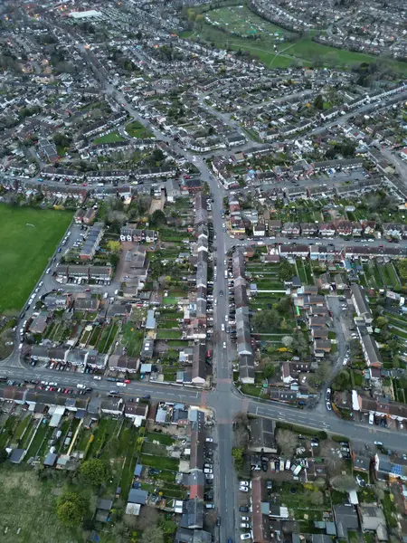 Gün batımında Luton City İngiltere 'deki Residential Estate' in havadan görüntüsü. Birleşik Krallık. 17 Mart 2024