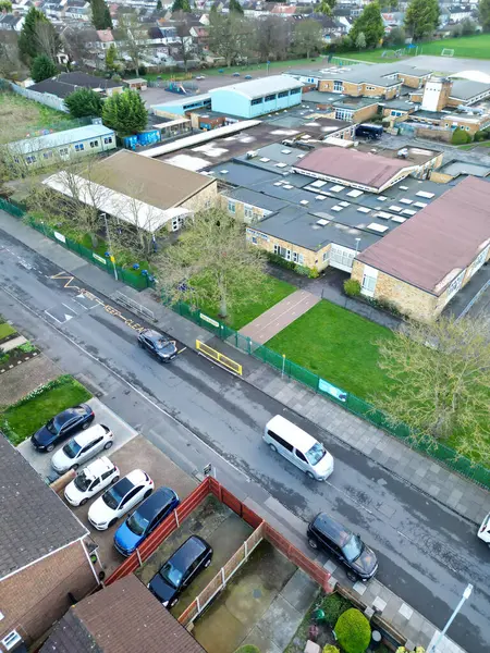 Gün batımında Luton City İngiltere 'deki Residential Estate' in havadan görüntüsü. Birleşik Krallık. 17 Mart 2024