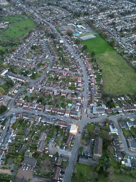 Gün batımında Luton City İngiltere 'deki Residential Estate' in havadan görüntüsü. Birleşik Krallık. 17 Mart 2024