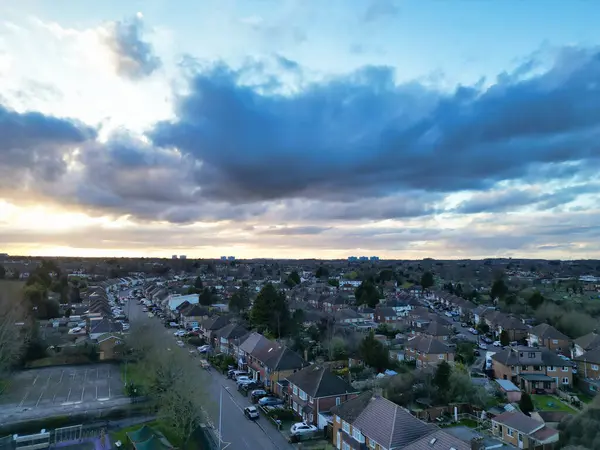 Gün batımında Luton City İngiltere 'deki Residential Estate' in havadan görüntüsü. Birleşik Krallık. 17 Mart 2024
