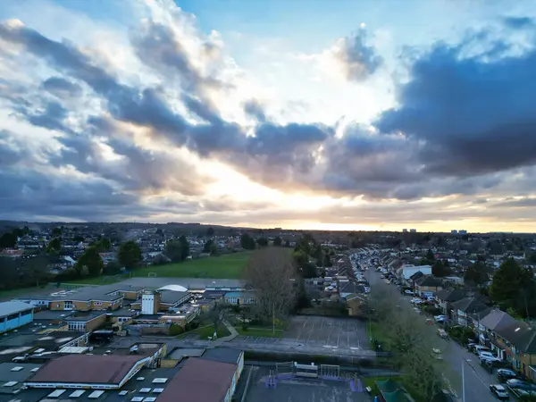 Gün batımında Luton City İngiltere 'deki Residential Estate' in havadan görüntüsü. Birleşik Krallık. 17 Mart 2024
