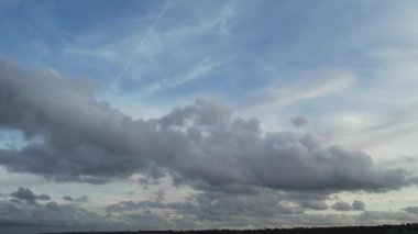 İngiltere 'de Yüksek Açılı Hızlandırılmış Dramatik Bulutlar ve Gökyüzü Görüntüsü