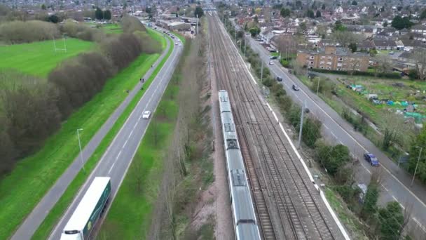 Bulutlu Gün Sırasında Luton Leagrave Tren Stasyonu Yaklaşmakta Olan Raylardaki — Stok video
