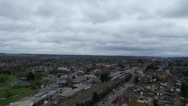 高角形轨道列车在阴天接近卢顿莱格罗夫火车站的镜头 2024年3月19日 — 图库视频影像