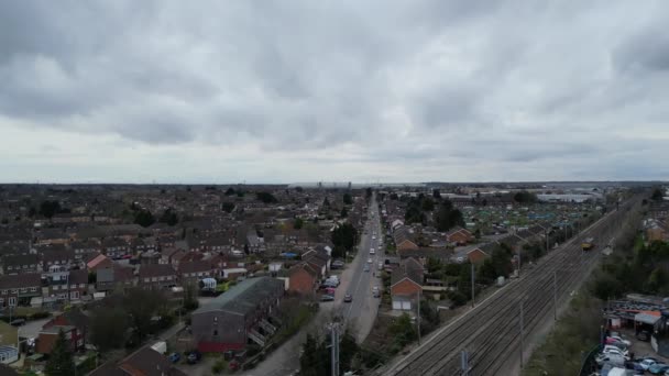 Vysokoúhlý Záběr Vlaku Kolejích Který Blíží Luton Leagrave Nádraží Během — Stock video