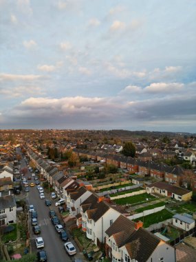 Luton, İngiltere 'de Orange Sunset' te Residential District 'in en güzel hava manzarası. 19 Mart 2024