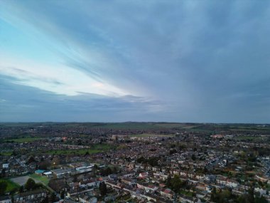 Luton, İngiltere 'de Orange Sunset' te Residential District 'in en güzel hava manzarası. 19 Mart 2024