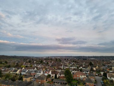 Luton, İngiltere 'de Orange Sunset' te Residential District 'in en güzel hava manzarası. 19 Mart 2024