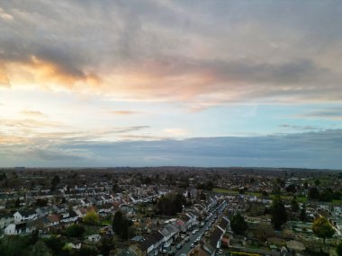 Luton, İngiltere 'de Orange Sunset' te Residential District 'in en güzel hava manzarası. 19 Mart 2024