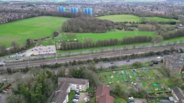 Bulutlu ve Yağmurlu bir günde Kuzey Luton şehrinin hızlandırılmış hava görüntüsü. Luton, İngiltere. 19 Mart 2024