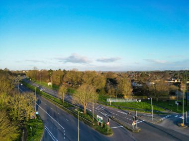 Yüksek açılı park manzarası ve Thornhill Oxfordshire İngiltere 'deki otobüs durağına güneş doğarken binmek. 23 Mart 2024