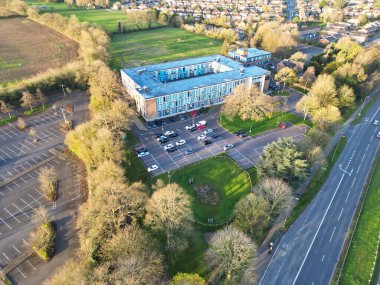 Yüksek açılı park manzarası ve Thornhill Oxfordshire İngiltere 'deki otobüs durağına güneş doğarken binmek. 23 Mart 2024