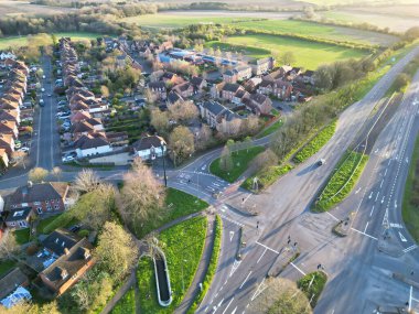 Yüksek açılı park manzarası ve Thornhill Oxfordshire İngiltere 'deki otobüs durağına güneş doğarken binmek. 23 Mart 2024