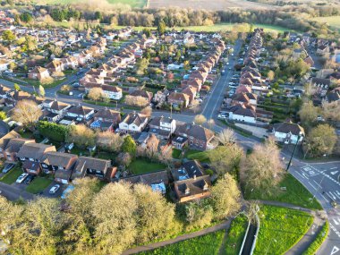 Yüksek açılı park manzarası ve Thornhill Oxfordshire İngiltere 'deki otobüs durağına güneş doğarken binmek. 23 Mart 2024