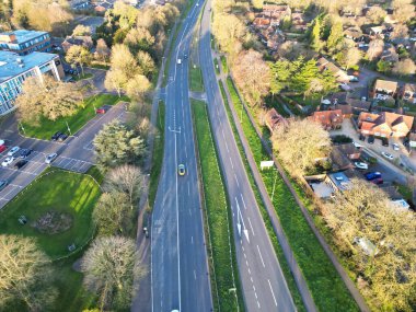 Yüksek açılı park manzarası ve Thornhill Oxfordshire İngiltere 'deki otobüs durağına güneş doğarken binmek. 23 Mart 2024