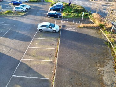 Yüksek açılı park manzarası ve Thornhill Oxfordshire İngiltere 'deki otobüs durağına güneş doğarken binmek. 23 Mart 2024