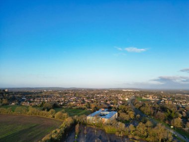 Yüksek açılı park manzarası ve Thornhill Oxfordshire İngiltere 'deki otobüs durağına güneş doğarken binmek. 23 Mart 2024