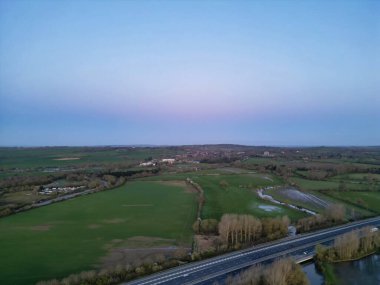 İngiltere 'nin Oxfordshire yakınlarındaki İngiliz Kırsal Manzarası Gündoğumu Sabahı sırasında İngiltere' nin Oxfordshire kentinde. 23 Mart 2024