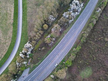 İngiltere 'nin Oxfordshire şehrinde, Oxford City yakınlarında, Sunrise Morning sırasında İngiliz yollarının yüksek açılı görüntüsü. 23 Mart 2024