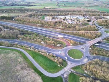 İngiltere 'nin Oxfordshire şehrinde, Oxford City yakınlarında, Sunrise Morning sırasında İngiliz yollarının yüksek açılı görüntüsü. 23 Mart 2024
