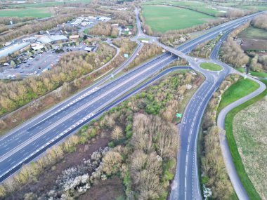 İngiltere 'nin Oxfordshire şehrinde, Oxford City yakınlarında, Sunrise Morning sırasında İngiliz yollarının yüksek açılı görüntüsü. 23 Mart 2024