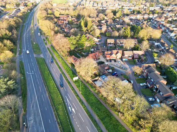 İngiltere 'nin Oxfordshire şehrinde, Oxford City yakınlarında, Sunrise Morning sırasında İngiliz yollarının yüksek açılı görüntüsü. 23 Mart 2024