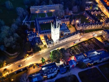 İngiltere 'nin Aydınlanmış Tarihi Oxford Central Şehri' nin Gece Havadan Görünümü. İngiltere Birleşik Krallığı. 23 Mart 2024