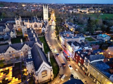 İngiltere 'nin Aydınlanmış Tarihi Oxford Central Şehri' nin Gece Havadan Görünümü. İngiltere Birleşik Krallığı. 23 Mart 2024