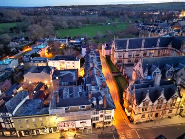 İngiltere 'nin Aydınlanmış Tarihi Oxford Central Şehri' nin Gece Havadan Görünümü. İngiltere Birleşik Krallığı. 23 Mart 2024