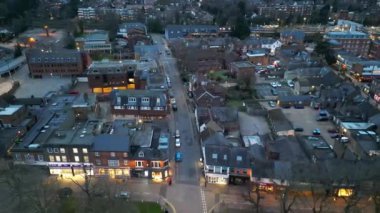 İngiltere 'nin Aydınlanmış Harpenden Kasabası' nın Yüksek Açılı Gece Görüntüleri. 16 Mart 2024
