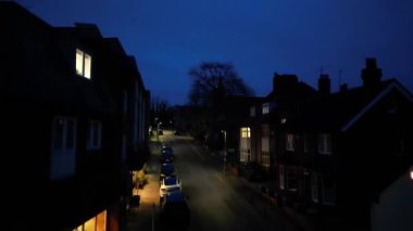 İngiltere 'nin Aydınlanmış Harpenden Kasabası' nın Yüksek Açılı Gece Görüntüleri. 16 Mart 2024