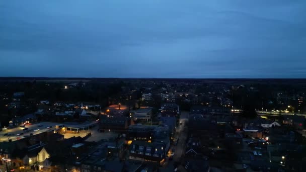 英国Harpenden镇明亮灯光下的高角夜景 2024年3月16日 — 图库视频影像