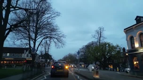 英国Harpenden镇明亮灯光下的高角夜景 2024年3月16日 — 图库视频影像
