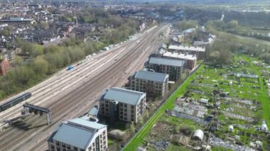 Oxford City Tren İstasyonu 'nun Oxford City yakınlarındaki Thames nehrinin havadan çekilmiş görüntüleri. 23 Mart 2024