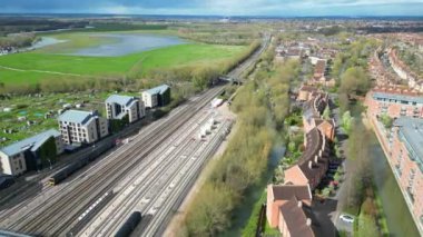 Oxford City Tren İstasyonu 'nun Oxford City yakınlarındaki Thames nehrinin havadan çekilmiş görüntüleri. 23 Mart 2024