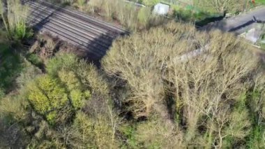 Oxford City Tren İstasyonu 'nun yüksek açılı görüntüsü İngiltere' nin Oxford şehrinde Thames Nehri yakınında. 23 Mart 2024