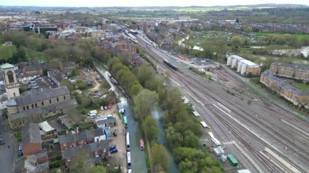 オックスフォード シティ鉄道駅のテムズ近くにあるイギリス オックスフォードシティの航空写真 2024年3月23日 — ストック動画