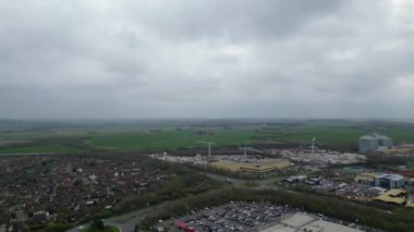 İngiltere 'nin Cambridgeshire kentindeki Saint Neots şehrinin yüksek açılı görüntüsü. 21 Mart 2024